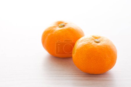 Téléchargez les photos : Oranges mûres fraîches sur fond de table en bois - en image libre de droit