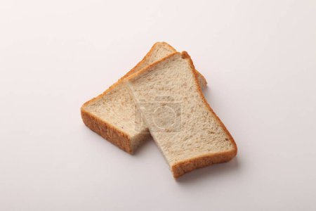 Téléchargez les photos : Deux tranches de pain sur fond blanc - en image libre de droit