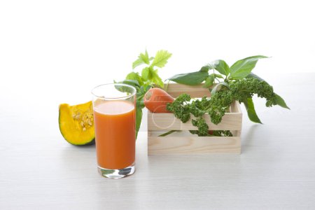Foto de Vaso de jugo fresco y verduras en la mesa - Imagen libre de derechos