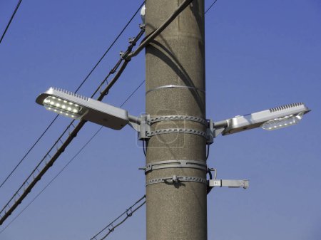 Téléchargez les photos : Poteau électrique avec lampes dans la ville - en image libre de droit