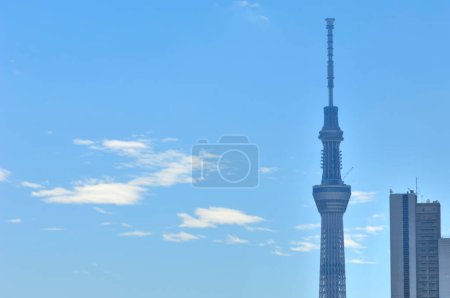 Téléchargez les photos : Tokyo ciel arbre est une tour de diffusion de télévision et point de repère de Tokyo - en image libre de droit