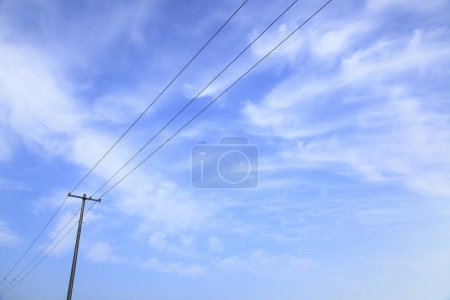 Téléchargez les photos : Lignes électriques sur ciel bleu - en image libre de droit
