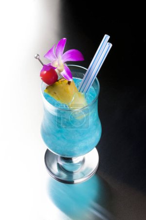 Téléchargez les photos : Vue rapprochée de délicieux cocktail en verre sur fond sombre - en image libre de droit