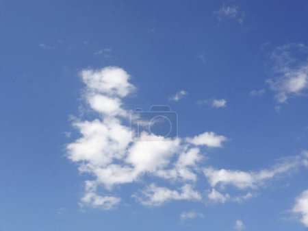 Foto de Cielo azul con nubes, fondo natural - Imagen libre de derechos