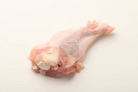 Téléchargez les photos : Cuisse de poulet crue isolée sur fond blanc. vue de dessus. - en image libre de droit