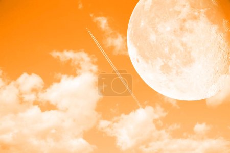Téléchargez les photos : Beau ciel et lune, nuages sur fond jaune - en image libre de droit