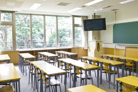Foto de Interior de aula vacía en la escuela. Filas de escritorios y sillas de madera - Imagen libre de derechos
