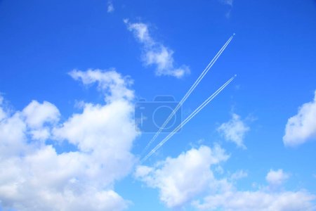 Téléchargez les photos : Nuages blancs et ciel bleu et deux avions volant - en image libre de droit