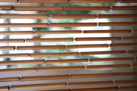 Foto de Persianas de madera en la ventana, interior - Imagen libre de derechos
