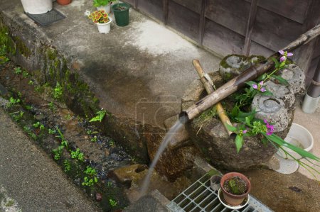 japanischer Garten Bambusrohr mit einem Wasserstrom