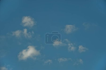 Téléchargez les photos : Nuages bleus fond. ciel bleu avec nuages dans la journée ensoleillée. - en image libre de droit