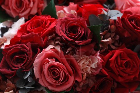 Foto de Ramo de hermosas rosas rojas con hojas verdes - Imagen libre de derechos