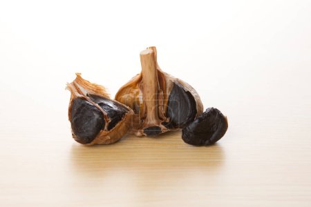 Foto de Ajo negro, un alimento saludable japonés hecho de ajo fermentado - Imagen libre de derechos