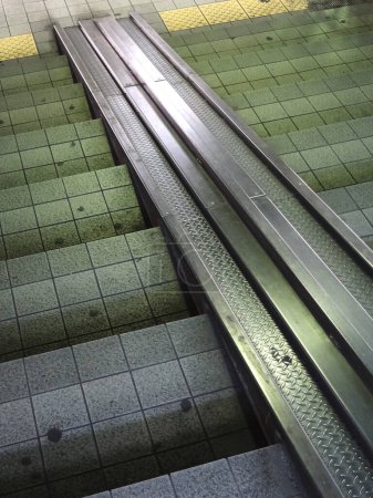 Téléchargez les photos : Escalator dans l'aéroport - en image libre de droit