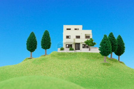 Foto de Modelo de casa con hierba verde y árboles - Imagen libre de derechos