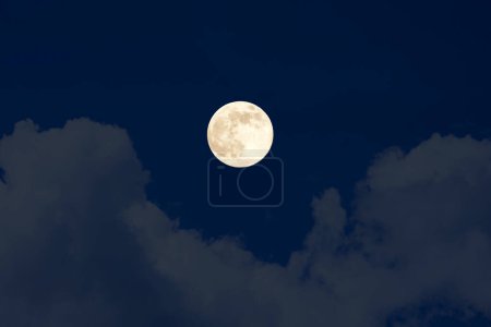 Foto de Luna llena en la noche con cielo nublado - Imagen libre de derechos