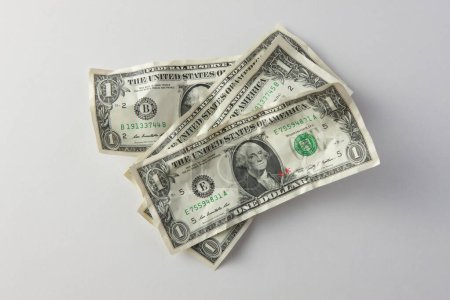 Foto de Billetes de dólar se cierran sobre fondo blanco - Imagen libre de derechos