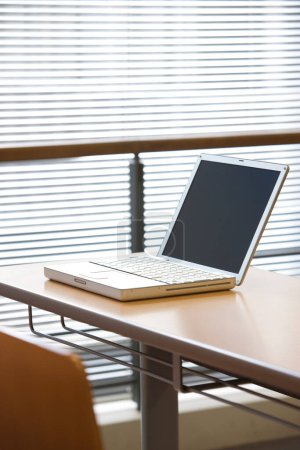 Foto de Vista cercana del ordenador portátil en la mesa de madera - Imagen libre de derechos
