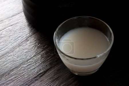 Téléchargez les photos : Boisson traditionnelle japonaise à base d'alcool sucré à base de saké. Amazone - en image libre de droit