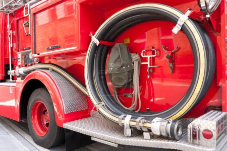 Téléchargez les photos : Camion de pompiers et matériel d'incendie en ville - en image libre de droit