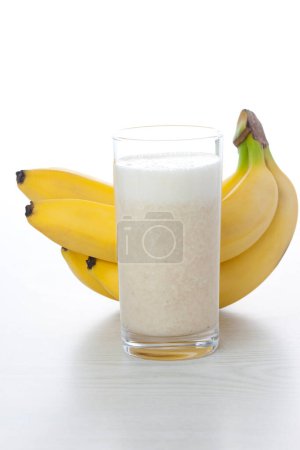 Téléchargez les photos : Milkshake à la banane, petit déjeuner sain - en image libre de droit