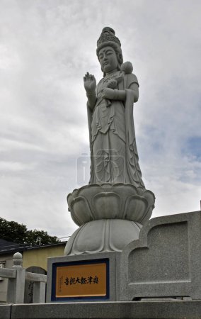 Téléchargez les photos : Statue d'un bouddha dans la ville - en image libre de droit