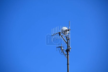 Téléchargez les photos : Antenne parabolique sur fond bleu
. - en image libre de droit