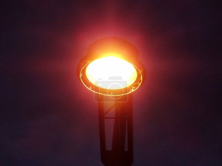 Téléchargez les photos : Une ampoule de réverbère sur fond sombre - en image libre de droit