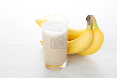 Téléchargez les photos : Milkshake à la banane, petit déjeuner sain - en image libre de droit