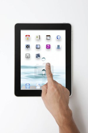 Téléchargez les photos : Vue rapprochée des mains humaines à l'aide d'une tablette moderne - en image libre de droit