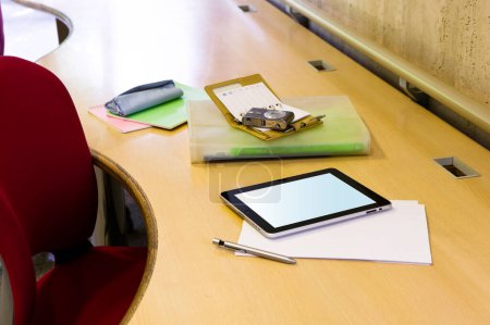 Téléchargez les photos : Table de bureau moderne avec tablette - en image libre de droit