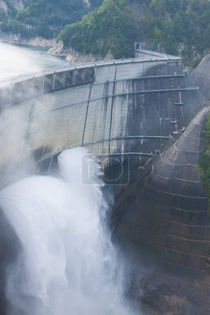 Téléchargez les photos : Barrage le plus haut du Japon, barrage de Kurobe - en image libre de droit