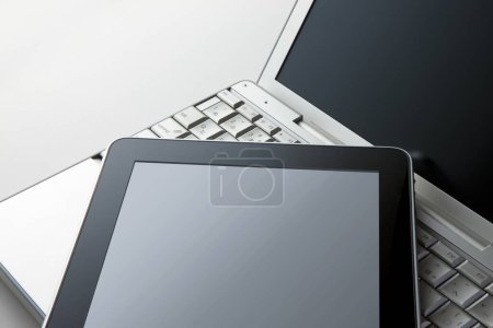 Téléchargez les photos : Vue rapprochée de l'appareil tablette moderne sur fond blanc isolé - en image libre de droit