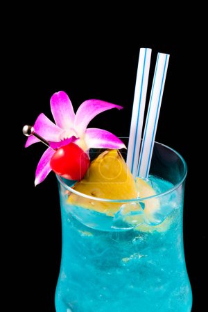 Téléchargez les photos : Vue rapprochée de délicieux cocktail en verre sur fond sombre - en image libre de droit