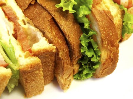 Foto de Vista de cerca de deliciosos sándwiches frescos hechos con tocino y lechuga - Imagen libre de derechos