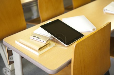 Téléchargez les photos : Vue rapprochée de l'ordinateur portable sur une table en bois - en image libre de droit