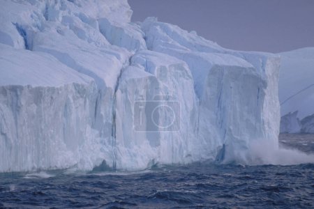 Téléchargez les photos : Iceberg flottant dans les eaux glaciales - en image libre de droit