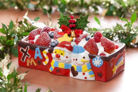 Foto de Delicioso pastel de chocolate con decoraciones de Navidad y fresas - Imagen libre de derechos