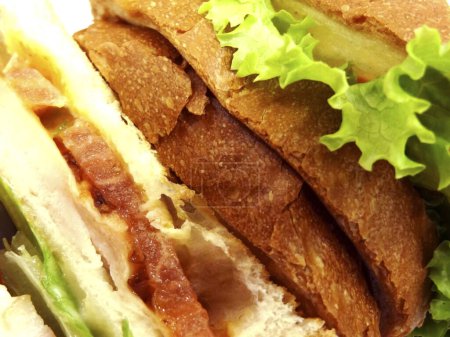 Foto de Vista de cerca de deliciosos sándwiches frescos hechos con tocino y lechuga - Imagen libre de derechos