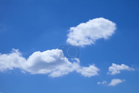 Téléchargez les photos : Ciel bleu avec nuages blancs, fond naturel - en image libre de droit
