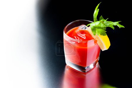 Foto de Cóctel con zumo de tomate y cubitos de hielo - Imagen libre de derechos