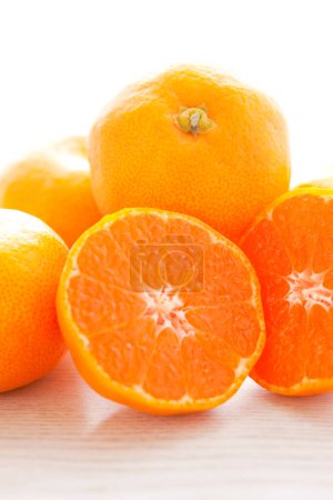 Téléchargez les photos : Oranges mûres sur fond de bois blanc - en image libre de droit