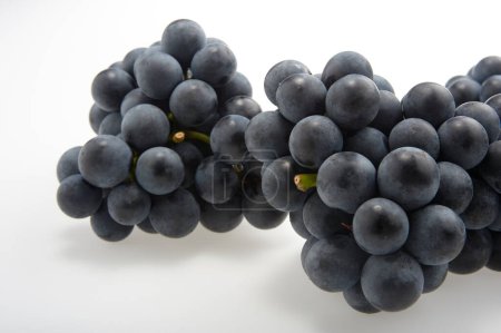 Téléchargez les photos : Tas de raisins rouges isolés sur fond blanc - en image libre de droit