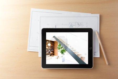 Téléchargez les photos : Vue du dessus du dispositif de tablette moderne sur fond de table en bois - en image libre de droit