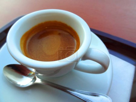Téléchargez les photos : Tasse de café avec café noir sur la table - en image libre de droit