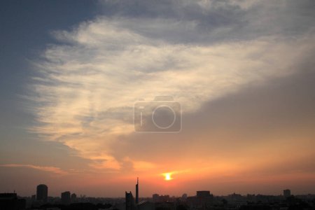 Téléchargez les photos : Beau ciel de coucher de soleil lumineux et horizon urbain de la ville - en image libre de droit