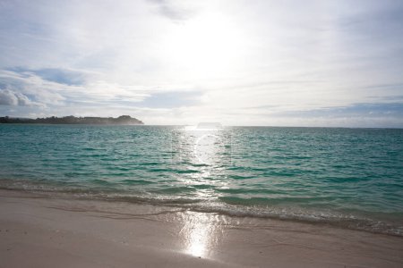 Foto de Playa tropical con cielo azul - Imagen libre de derechos