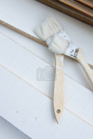 Foto de Pinceles y tablas de madera con pintura blanca - Imagen libre de derechos