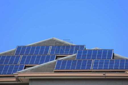 Foto de Paneles solares en el techo el cielo azul - Imagen libre de derechos