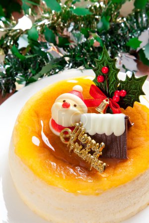 Foto de Delicioso pastel con decoraciones de Navidad en el plato - Imagen libre de derechos